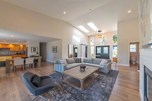 Amplia sala de estar con sofá, mesa de centro y chimenea.