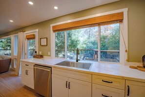 House, Multiple Beds, Patio, Garden View (Downtown Treehouse) | Interior