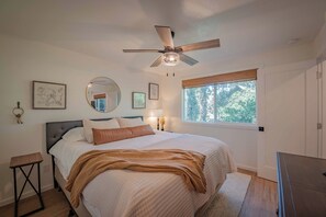 Hus, flere senger, terrasse, hageutsikt (Downtown Treehouse) | 2 soverom, individuelt dekorert, individuelt innredet og sengetøy