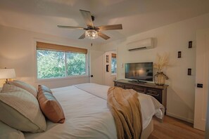 House, Multiple Beds, Patio, Garden View (Downtown Treehouse) | 2 bedrooms, individually decorated, individually furnished, bed sheets