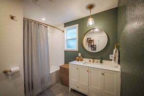 House, Multiple Beds, Patio, Garden View (Downtown Treehouse) | Bathroom | Towels