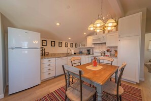 公寓, 2 張加大雙人床, 熱水浴缸 (Hidden Acre - Bird House) | 私人廚房 | 咖啡機/沖茶器