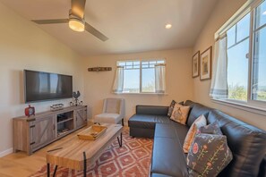 Apartamento, 2 camas Queen, banheira de imersão (Hidden Acre - Bird House) | Área de estar
