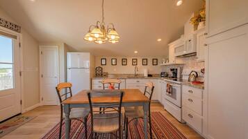 Apartment, 2 Katil Ratu (Queen), Hot Tub (Hidden Acre - Bird House) | Dapur peribadi | Pembancuh kopi/teh