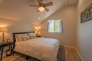 2 kamar tidur dan didekorasi berbeda-beda