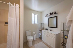 House, 1 King Bed, Patio (Heartview Cottage) | Bathroom | Towels - Heartview Cottage (Templeton)