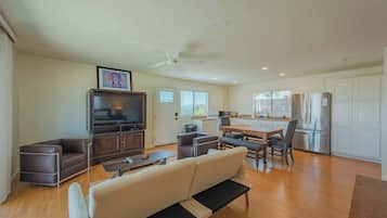 House, 1 King Bed, Patio (Heartview Cottage) | Living area