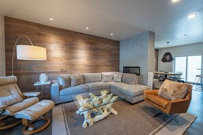 Leilighet, flere senger, terrasse, byutsikt (Avila Beach Retreat) | Oppholdsområde | Peis