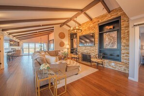 Casa, letti multipli, patio (Kiler Views) | Area soggiorno | Caminetto