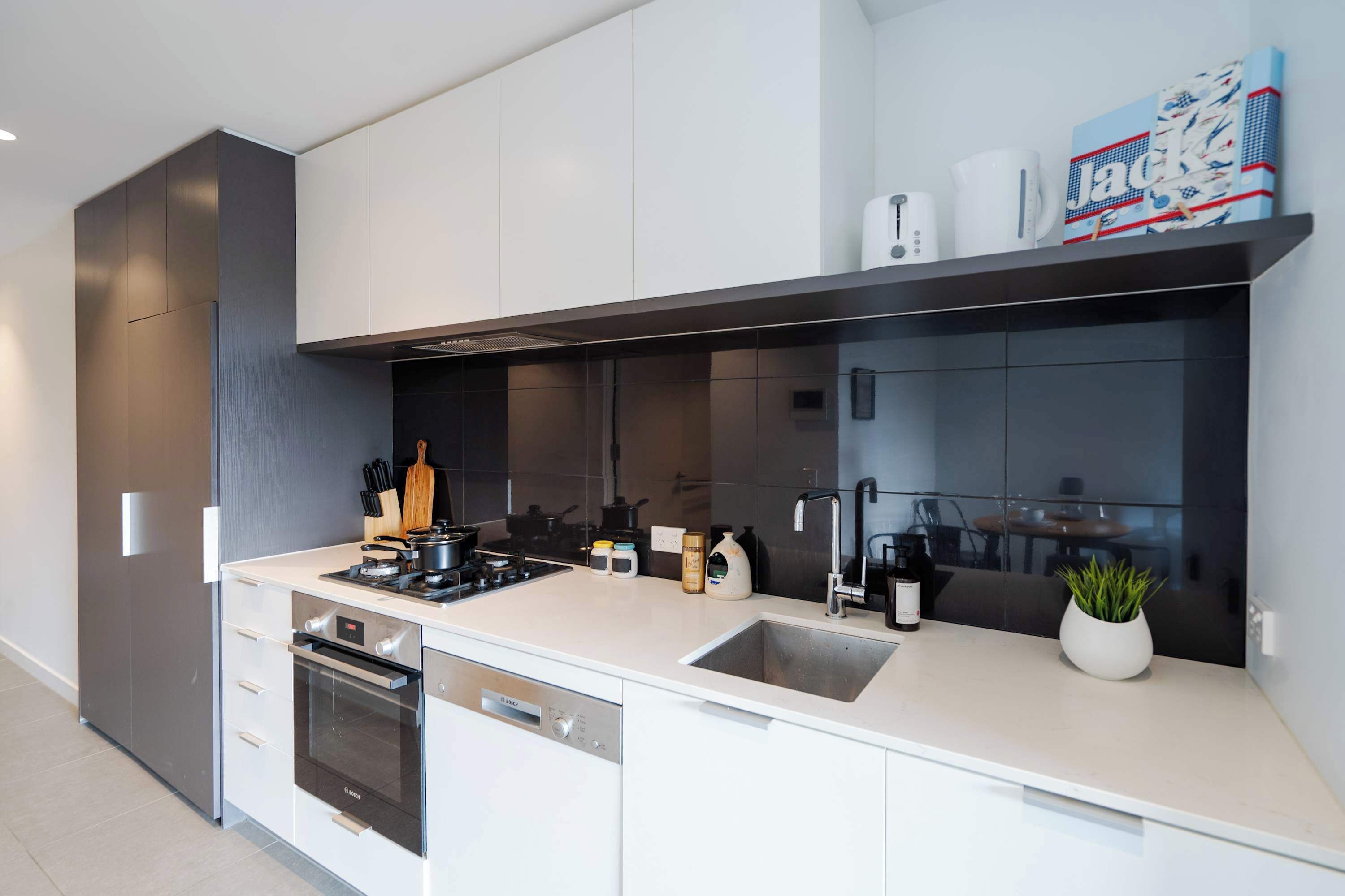 Jääkaappi, mikroaaltouuni, uuni, liesi