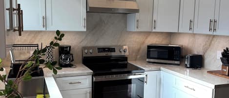Micro-ondes, four, plaque de cuisson, lave-vaisselle