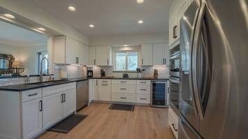 Casa, varias camas, acceso a la alberca, vista al jardín (Hidden Acre Vineyard Estate) | Cocina privada | Cafetera y tetera