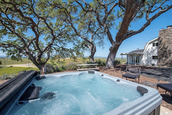 Maison, plusieurs lits, accès piscine, vue jardin (Hidden Acre Vineyard Estate) | Bain à remous extérieur