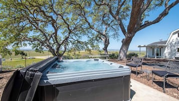 Casa, varias camas, acceso a la alberca, vista al jardín (Hidden Acre Vineyard Estate) | Terraza o patio