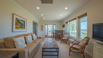 House, Multiple Beds, Pool Access, Garden View (Hidden Acre Vineyard Estate) | Living area