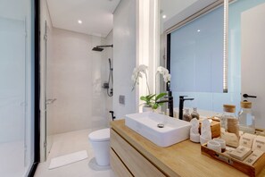 Douche, sèche-cheveux, bidet, serviettes fournies