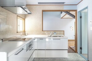 ثلاجة، ميكروويف، موقد طهي مسطح، مستلزمات طهي/أطباق/أوعية