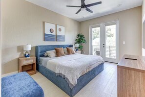 4 bedrooms, iron/ironing board, free WiFi, bed sheets - Chic & Spacious 4 Bedroom/3 Full Bathrooms Retreat in West Tampa + Pvt Backyard (Tampa)