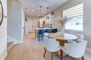 Dining - Chic & Spacious 4 Bedroom/3 Full Bathrooms Retreat in West Tampa + Pvt Backyard (Tampa)