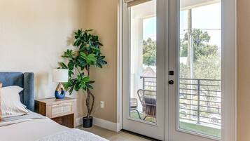 4 makuuhuonetta, silitysrauta/-lauta, ilmainen Wi-Fi, vuodevaatteet