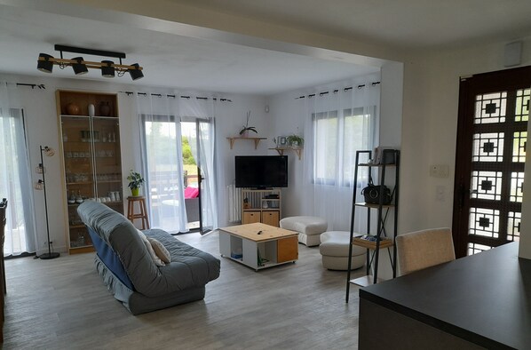 TV - Spacious apartment between ocean and forest (Anglet)