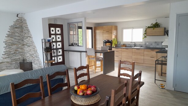 Une cuisine moderne avec des meubles en bois, un four encastré et une fenêtre.