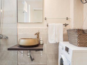 Shower, hair dryer, towels - Lanza Authentic & Cozy (sevilla)