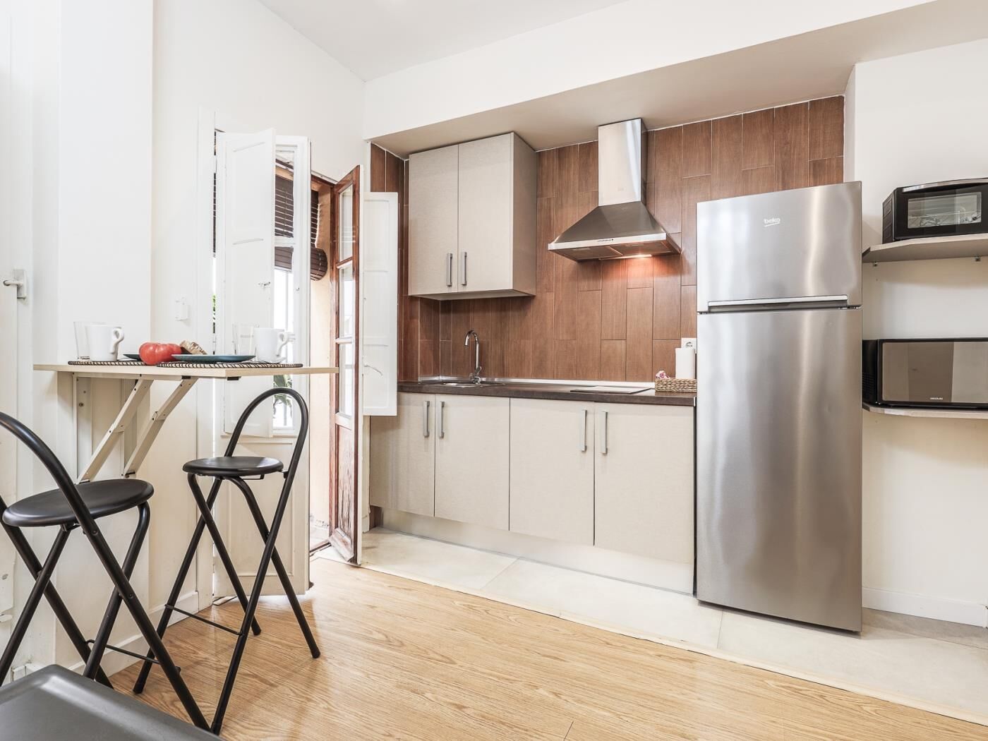 Coffee/tea maker, fridge, microwave, toaster