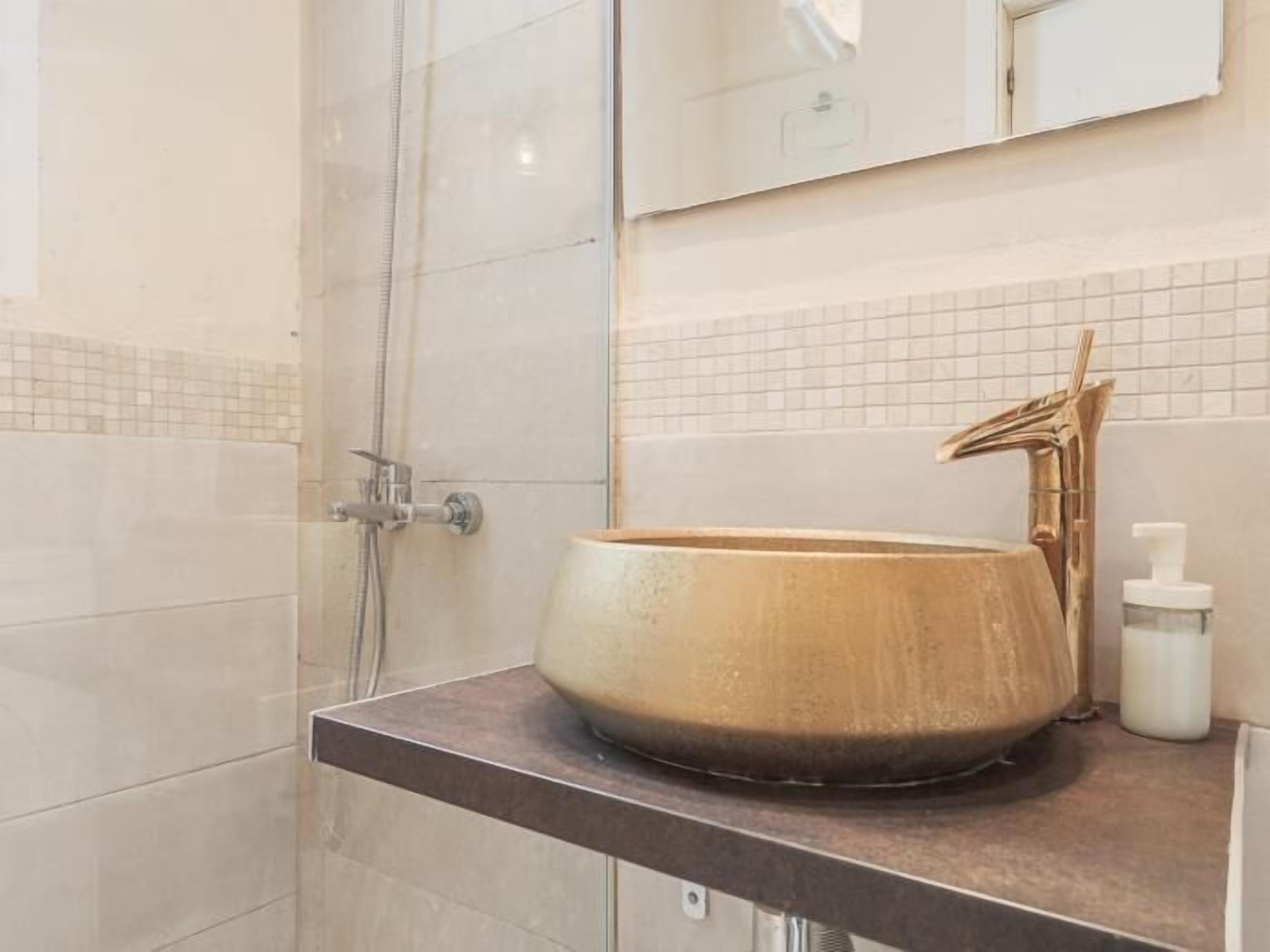 Een douche, een haardroger, handdoeken