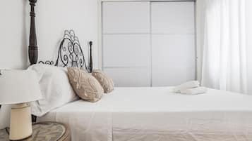 1 slaapkamer, een strijkplank/strijkijzer, internet, beddengoed