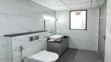 Studio, byutsikt | Bad | Dusj, toalettartikler (inkludert), tøfler og håndklær