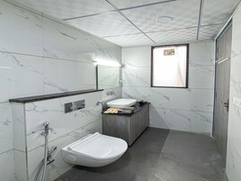 Estudio, vistas a la ciudad | Baño | Ducha, artículos de higiene personal gratuitos, zapatillas y toallas