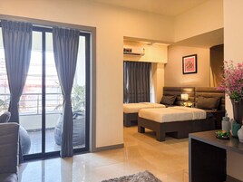 Estudio, vistas a la ciudad | Caja fuerte, escritorio, espacio para trabajar con un portátil