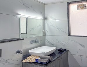 Estudi, vistes a la ciutat | Bany | Dutxa, articles de tocador gratuïts, sabatilles i tovalloles 