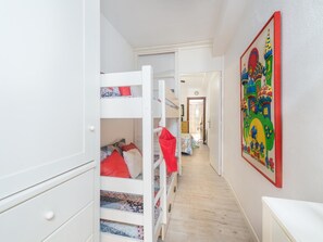 2 bedrooms, iron/ironing board, travel cot, free WiFi