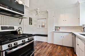 Micro-ondes, four, plaque de cuisson, lave-vaisselle