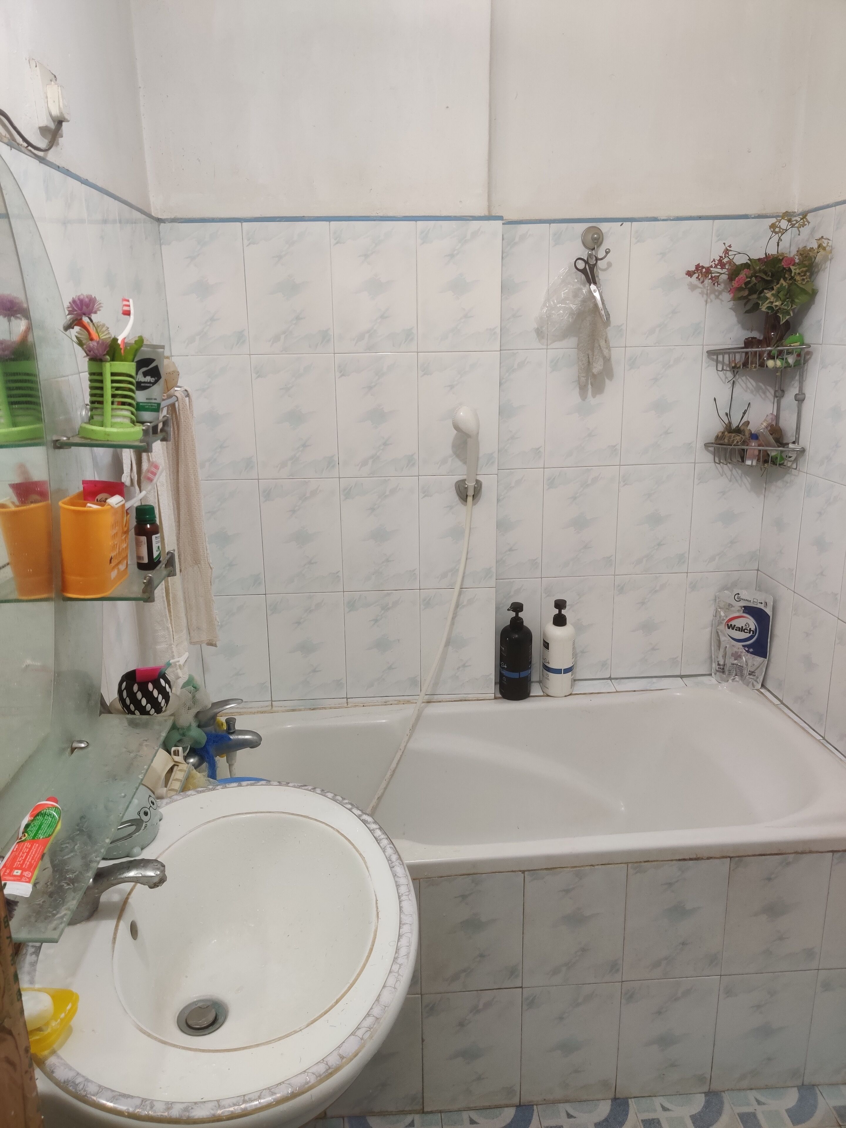 Haartrockner, Handtücher, Toilettenpapier