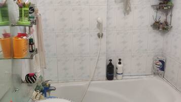 Haartrockner, Handtücher, Toilettenpapier