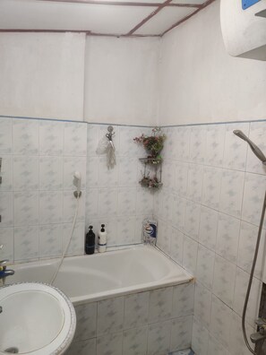Haartrockner, Handtücher, Toilettenpapier