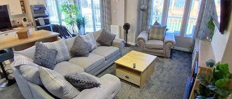 Smart TV, fireplace, computer monitors