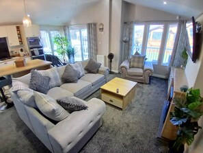 تلفزيون ذكي، مدفأة، شاشة كمبيوتر