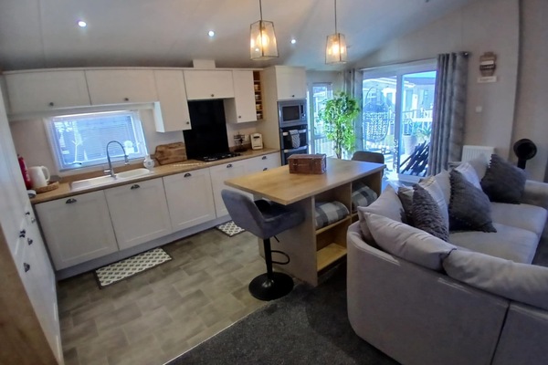 Smart TV, fireplace, computer monitors