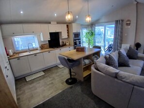 Smart TV, fireplace, computer monitors - Lodge, 2 bedrooms, Wifi, Pet Friendly at Southview in Skegness (Skegness)