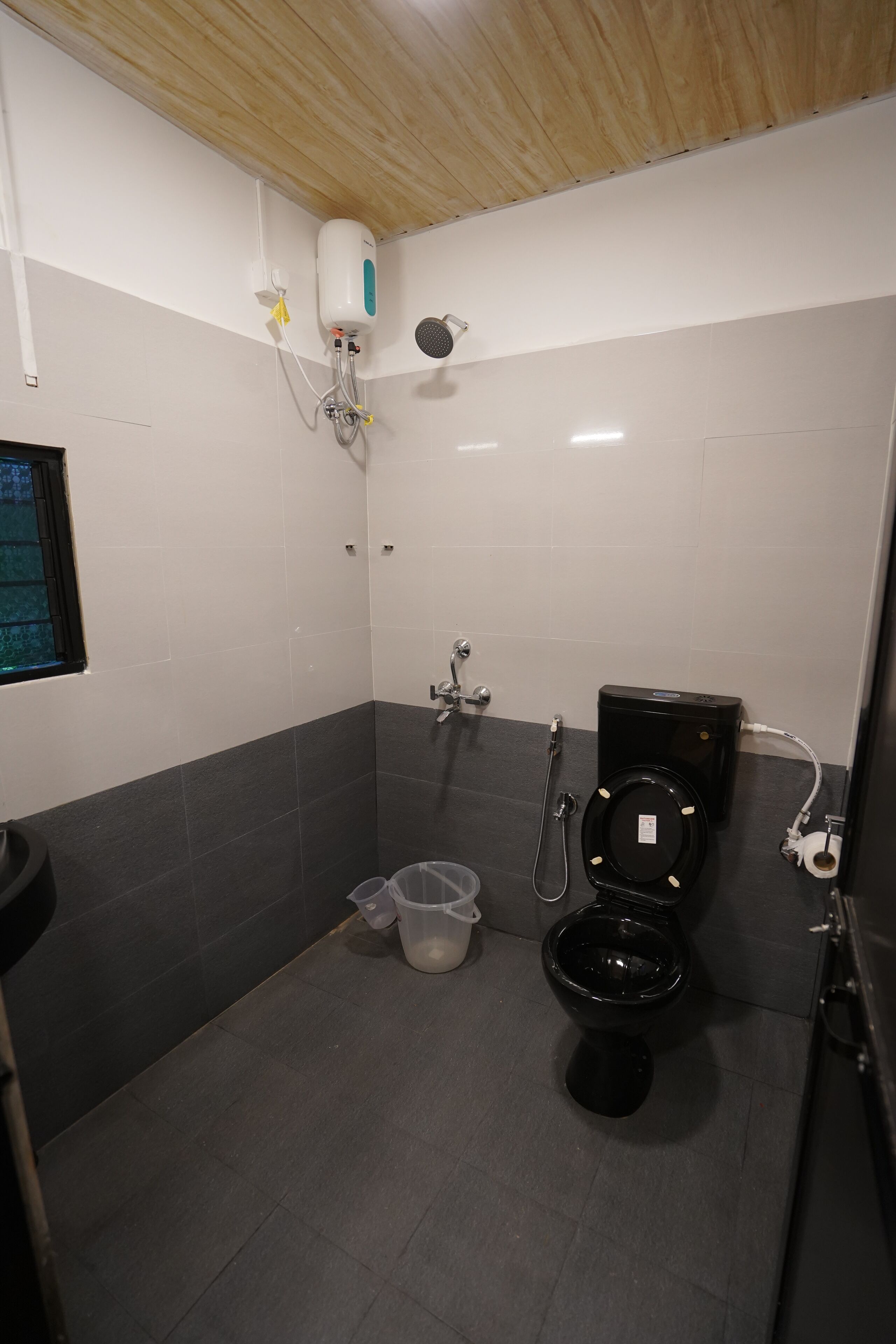 Deluxe Room, Pool View | Bathroom | Shower