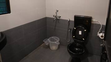 Deluxe Room, Pool View | Bathroom