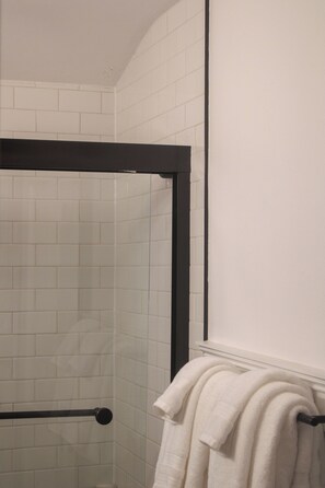 Sèche-cheveux, serviettes fournies, savon, shampoing