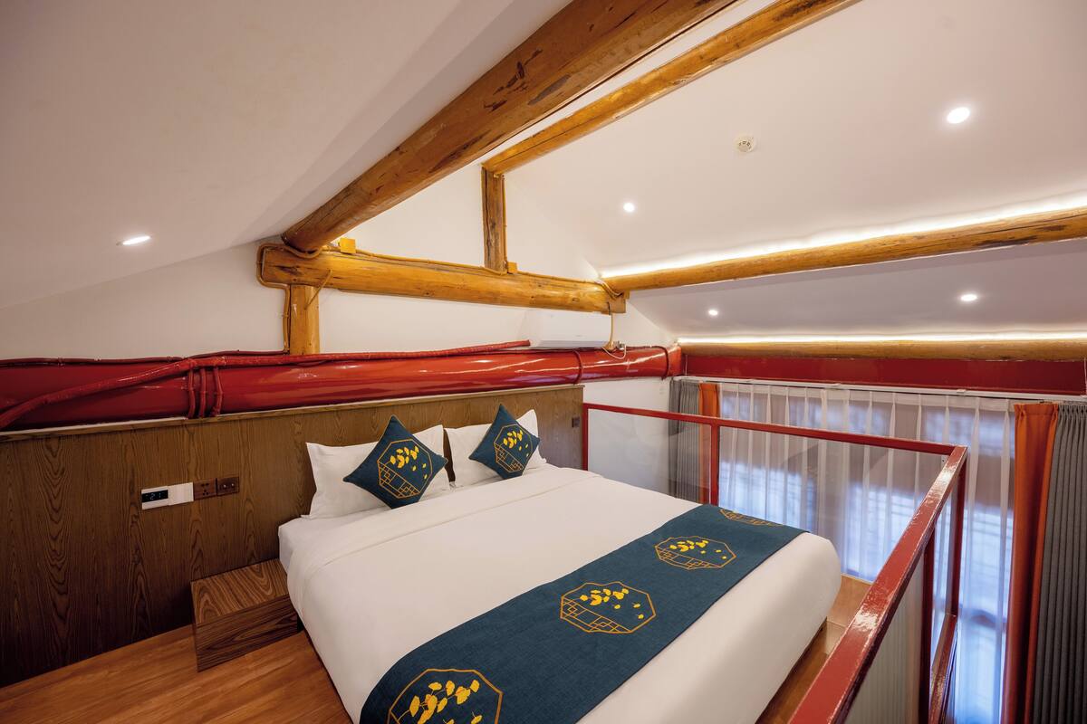 Quarto triplo conforto, varanda coberta, vista para o pátio | Roupas de cama antialérgicas, frigobar, escrivaninha