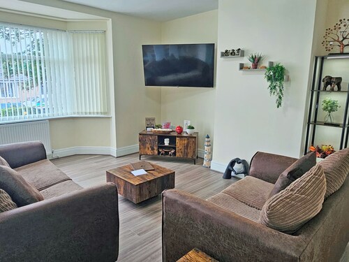 Spacious, stylish coastal duplex with sea-view decking and balcony.