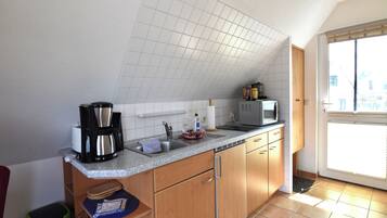 Kühlschrank, Mikrowelle, Herdplatte, Wasserkocher mit Kaffee-/Teezubehör