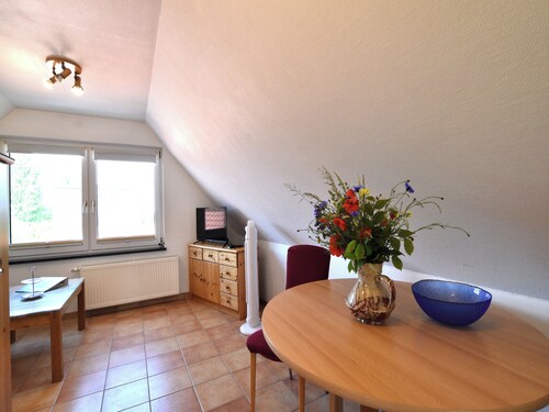 Strandnahe Ferienwohnung mit Terrasse im Grünen